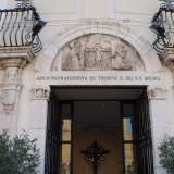 Non ci sono per� n� rosoni n� croci a indicare un luogo di culto, ma solo un lunettone in pietra del XVII secolo sorretto da pilastri corinzi che rappresenta scene religiose